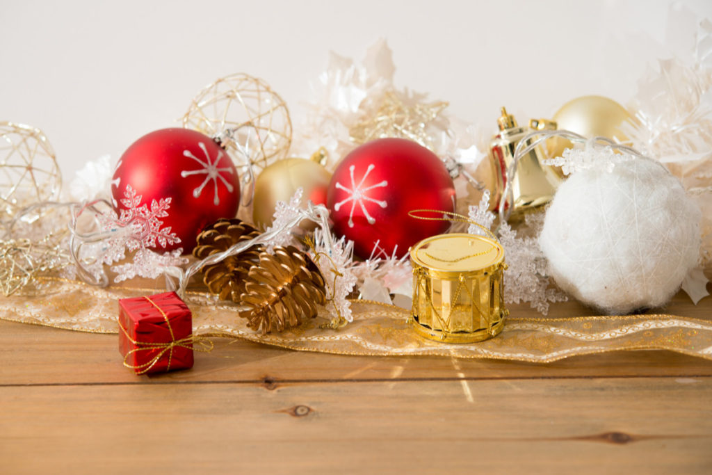 itens tradicionais para decoração de natal para sala, com bolinhas e luzes.